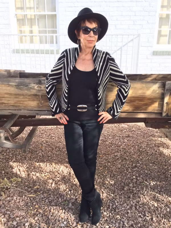 Dorrie Jacobson (83 tuổi) Khi nhìn cụ bà Dorrie Jacobson ít ai nghĩ rằng bà đã bước sang tuổi 83. Blogger thời trang này sở hữu phong cách tươi trẻ, bỏ quên cả giới hạn tuổi tác.