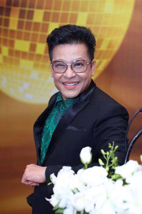 Ngay cả khi kết hợp với áo vest lịch lãm, anh vẫn không thể thiếu bên trong chiếc áo sơ mi hoạ tiết sặc sỡ.