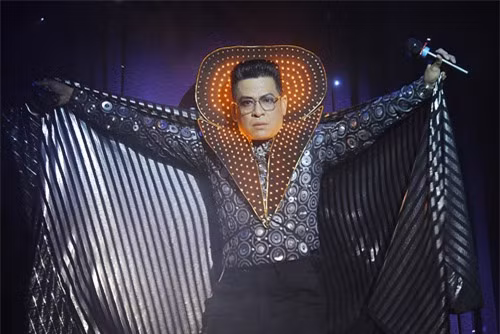 Để toả sáng trên sân khấu, Thanh Bạch luôn chọn trang phục bắt sáng nhất.