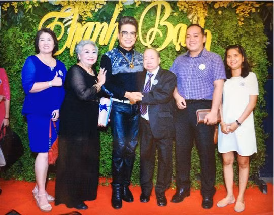 Chỉ với chiếc áo sơ mi, kết hợp cùng quần da bóng và chiếc dây chuyền điểm xuyết đeo trên cổ, Thanh Bạch chắc chắn nổi bật nhất sự kiện.