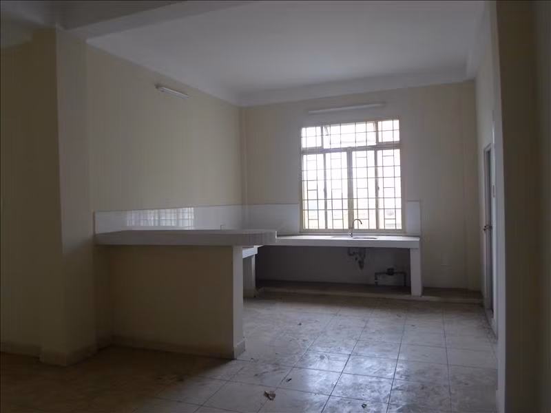 Tuy nhiên sau khi nhận nhà nhiều hộ dân đã sang nhượng lại (theo hình thức công chứng ủy quyền) cho người khác với giá từ 600 – 750 triệu đồng. Đây là lý do làm giá nhà ở khu này khá cao dù không có người sinh sống.