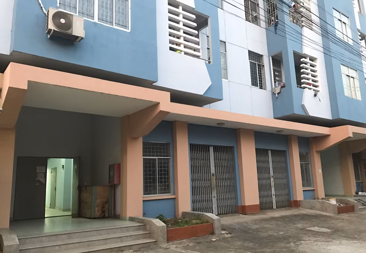 Lý giải nguyên nhân khiến khu tái định cư này vắng người đến sinh sống, một số người dân cho biết, thứ nhất khu tái định cư quá xa so với trung tâm thành phố, nơi công ăn việc làm của mỗi người hàng ngày.Riêng việc đi lại cả đi cả về cũng mất hơn 2 tiếng, không kể những hôm kẹt xe thì không biết đến lúc nào.