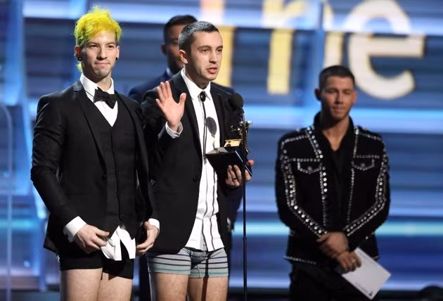Nhóm 21 Pilots nhận giải Grammy đầu tiên trong trang phục... đồ lót 2016 là một năm cực kì thành công đối với ban nhạc trẻ 21 Pilots. Khi lên nhận giải "Best Pop Duo/Group Performance", cặp đôi đã khiến cho nhiều người bất ngờ khi chỉ diện mỗi chiếc quần lót lên sân khấu. Giải đáp cho điều này, Tyler Joseph tiết lộ cách đây nhiều năm khi cả 2 đang mặc độc chiếc quần lót và xem Grammy trên TV thì đã nói với nhau rằng nếu như chiến thắng họ nên nhận giải trong tình trạng y như vậy. Thông điệp mà 21 Pilots muốn truyền tải chính là hãy cứ cố gắng làm tốt công việc của mình bởi vì bạn sẽ không bao giờ biết được cuộc sống sẽ đưa mình đi đến đâu.