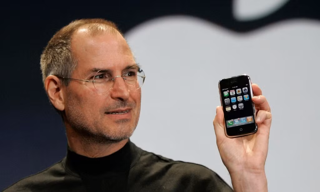 Apple iPhone: Với slogan “Apple tái phát minh di động”, chiếc iPhone đầu tiên ra mắt vào năm 2007 đánh dấu bước ngoặt mới trong làng công nghệ. iPhone khơi mào cho cuộc đua smartphone mà Apple là kẻ dẫn đầu với công nghệ màn hình cảm ứng đa điểm, nút Home vật lý hay thiết kế khác biệt. iPhone đời đầu nhanh chóng biến những người sử dụng nó thành đứa trẻ bị cuốn hút bởi món đồ chơi mới lạ và là một phần trong ký ức nhiều người.