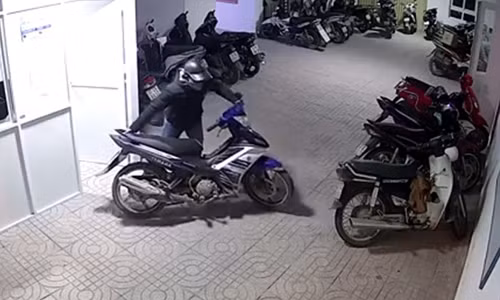 Can canh trom xe may Exciter o chung cu trong “5 not nhac“