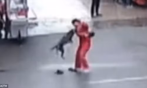 Cho du dien loan tan cong 20 nguoi tren duong