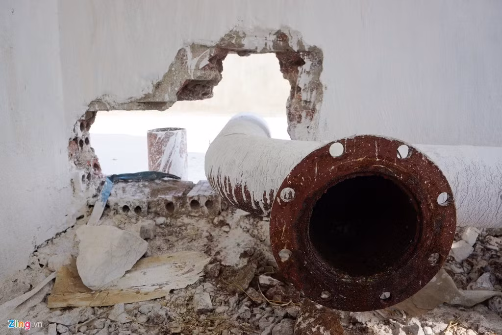 Lý giải về dự án xây 6 năm chưa xong, lãnh đạo Trung tâm nước sạch, vệ sinh môi trường Ninh Bình (đơn vị được giao quản lý dự án) cho biết nguồn vốn hỗ trợ từ Chương trình mục tiêu quốc gia không còn là nguyên nhân dẫn tới việc công trình bị đình trệ.