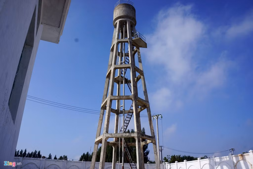 Đài tháp nước cao hàng chục mét phơi nắng, phơi sương nhiều năm...