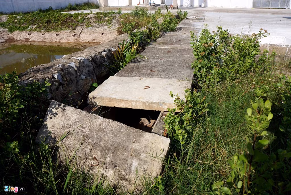 Hạng mục rãnh thoát nước bong nắp, nằm ngổn ngang, nhếch nhác.