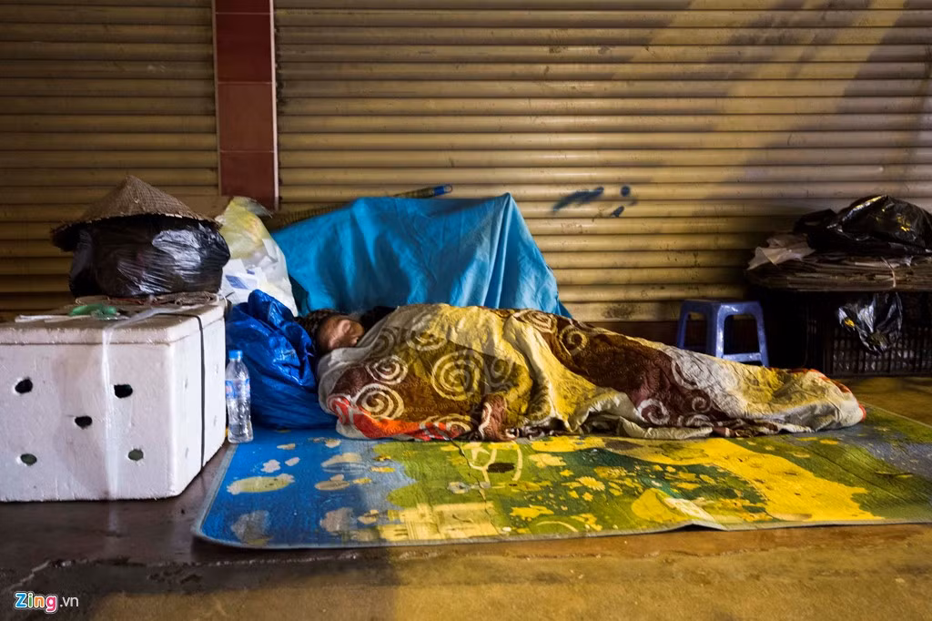 Vỉa hè chính là “ngôi nhà” của những người không còn chốn nương thân. Giữa đêm đông, họ phải cuốn chăn thật chặt để tránh gió rét.