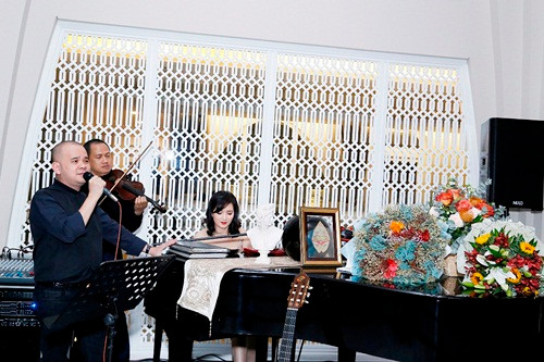 Tối ngày 18/12, vừa qua hoa hậu Đền Hùng Giáng My đã tổ chức đêm nhạc Giáng sinh hoành tráng ngay tại dinh thự của mình. Ảnh: VietNamNet