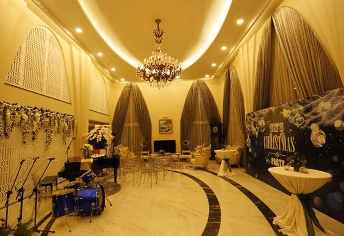 Phòng khách nguy nga và đồ sộ này có thể tiếp được 200 vị khách. (Ảnh: Zing).