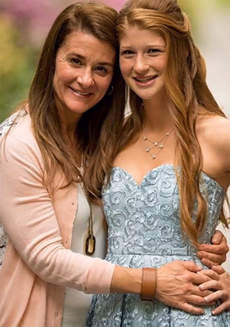 Năm nay, Jennifer vừa tròn 20 tuổi, cô được nhận xét giống cả bố lẫn mẹ, càng lớn càng xinh đẹp.