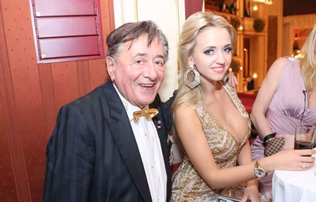 Cathy Schmitz chưa một lần lên xe hoa và đang ở độ tuổi đẹp nhất của con gái. Cô người mẫu được ví là “bom sex” khi sở hữu thân hình “vạn người mê”. Khi được hỏi về lý do đến với người đáng tuổi cha chú như Richard Lugner, Cathy Schmitz cho biết: “Chúng tôi không hề toan tính gì cả mà tình yêu đến một cách tự nhiên”.