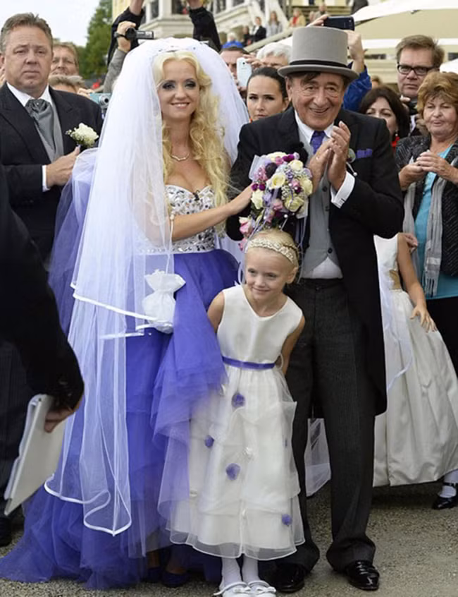 Tháng 9/2014, không chỉ người dân tại thành phố Vienna (Áo) ngỡ ngàng mà cả phần còn lại của thế giới cũng phải “ngả mũ” chứng kiến lễ cưới của tỷ phú Richard Lugner, khi đó đã 81 tuổi với “quả bom sex” Cathy Schmitz. Cặp đôi đã cùng nhau ngồi trên cỗ xe ngựa đẹp lung linh, trao lời thề nguyền trước khi thả những chú chim bồ câu lên bầu trời giống như trong phim hoạt hình.