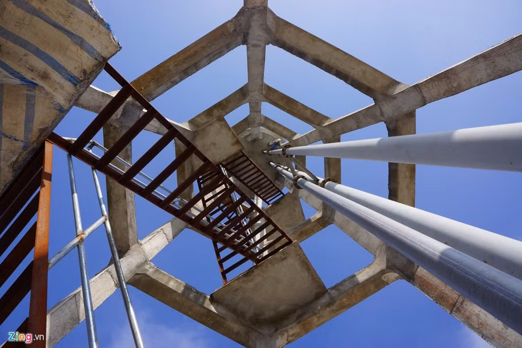 ... khiến đường ống, cầu thang sắt dẫn lên đài tháp hoen gỉ.