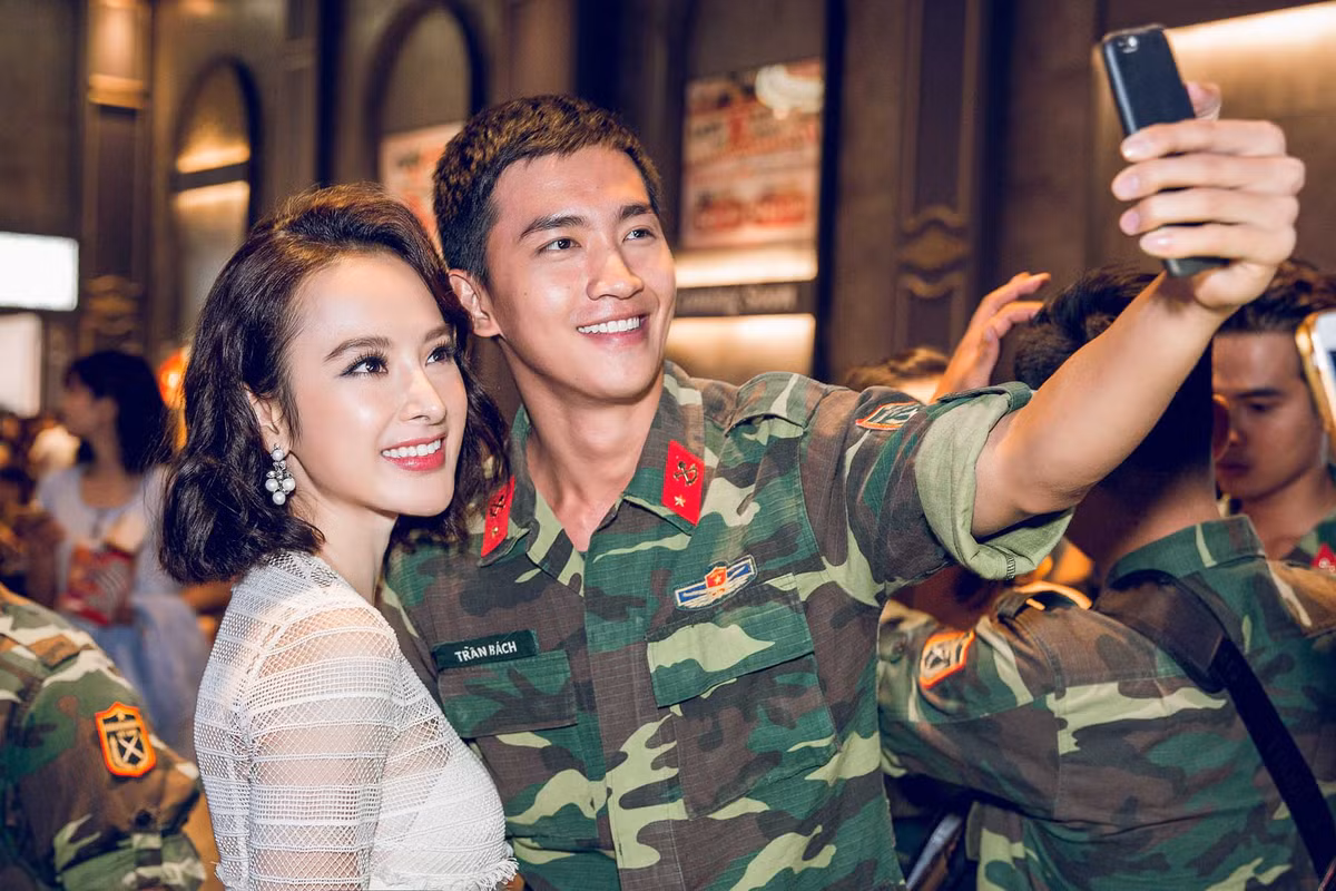 Trước đó không lâu, Angela Phương Trinh dính nghi án "phim giả tình thật" với nam người mẫu Võ Cảnh.