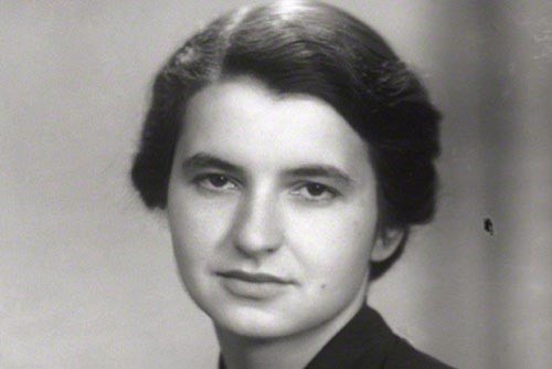 6. Rosalind Franklin (1920 – 1958) Mặc dù Rosalind Franklin chỉ sống được 38 năm và bị đồng nghiệp phớt lờ, nhưng bà vẫn là một cái tên nổi tiếng trong lịch sử ngành khoa học. Nhà vật lý sinh học này đóng vai trò thiết yếu trong việc phát hiện ra cấu trúc của DNA, mặc dù bà không nhận được danh tiếng như bà xứng đáng. Bà đã tạo ra hình ảnh nhiễu xạ tia X của DNA, thành tựu này sau đó đã giúp Waston và Crick tìm thấy mẫu đường xoắn ốc kép của DNA.