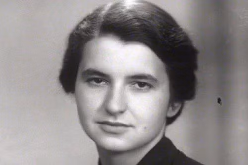 6. Rosalind Franklin (1920 – 1958) Mặc dù Rosalind Franklin chỉ sống được 38 năm và bị đồng nghiệp phớt lờ, nhưng bà vẫn là một cái tên nổi tiếng trong lịch sử ngành khoa học. Nhà vật lý sinh học này đóng vai trò thiết yếu trong việc phát hiện ra cấu trúc của DNA, mặc dù bà không nhận được danh tiếng như bà xứng đáng. Bà đã tạo ra hình ảnh nhiễu xạ tia X của DNA, thành tựu này sau đó đã giúp Waston và Crick tìm thấy mẫu đường xoắn ốc kép của DNA.