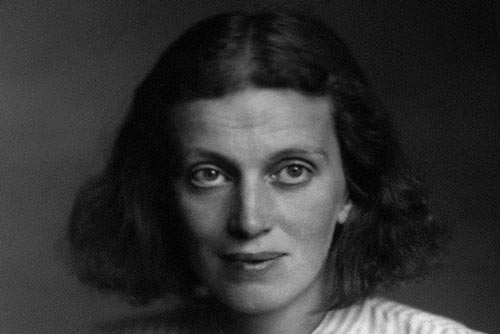 9. Dorothy Hodgkin (1910 – 1994) Dorothy Hodgkin là một nhân vật có tầm ảnh hưởng quan trọng trong ngành hóa học. Bà cũng là người phụ nữ thứ ba đoạt được giải thưởng Nobel danh giá trong lĩnh vực này vào năm 1964. Nhà hóa sinh người Anh này là người tiên phong trong lĩnh vực tinh thể học tia X. Bà cũng phát hiện và công bố cấu trúc của nhiều loại phân tử sinh học, bao gồm penicillin, insulin và Vitamin B12.