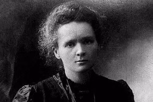 1. Marie Curie (1867 – 1934) Marie Curie là nhà khoa học nữ đầu tiên, cho đến bây giờ cũng là người phụ nữ duy nhất đoạt được hai giải Nobel trong hai lĩnh vực khác nhau. Bà cùng với chồng mình đã tìm ra nguyên tố Polonium và Radium. Bà nhận giải thưởng Nobel vật lý năm 1903, cùng với Pierre và Henry Becquerel cho những nghiên cứu về phóng xạ. Giải Nobel thứ hai Marie Curie giành được ở trong lĩnh vực hóa học năm 1911 cho việc phát hiện ra chất phóng xạ Radium.