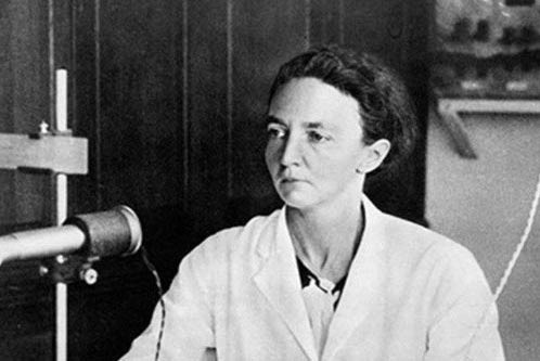 4. Irene Joliot-Curie (1897 – 1956) Là con gái của nhà khoa học Marie Curie nổi tiếng, nhưng tự bản thân Irene Joliot-Curie cũng là một nhân vật nổi tiếng trong lĩnh vực của bà. Irene đã theo bước bố mẹ khi tiến hành nhiều nghiên cứu trong lĩnh vực phóng xạ. Bà đã đoạt giải Nobel hóa học năm 1935 vì phát hiện ra phóng xạ nhân tạo.