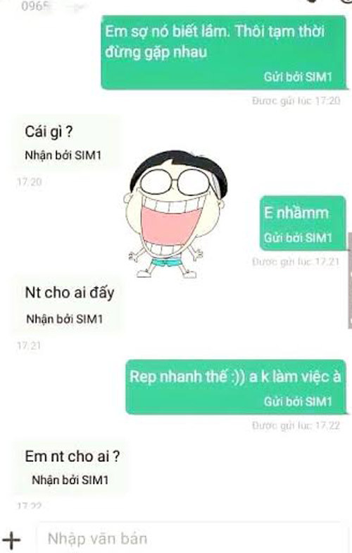 Vờ nhắn tin nhầm: "Em sợ chồng biết lắm" Không dừng lại ở đó, các bà vợ lại “rủ nhau” tạo trào lưu mới: Thử phản ứng của chồng bằng cách vờ nhắn tin nhầm: “Em sợ chồng biết lắm”. Cách thức của trào lưu này cũng giống như lần trước, đang yên đang lành, bỗng dưng vợ nhắn tin vào máy chồng với nội dung tương tự nhau: “Em sợ chồng biết lắm, tạm thời mình đừng gặp nhau nữa” và sau đó chờ đợi phản ứng của chồng. Rất nhanh chóng, trào lưu này thu hút đông đảo chị em quan tâm và khoe thành quả trên mạng xã hội: