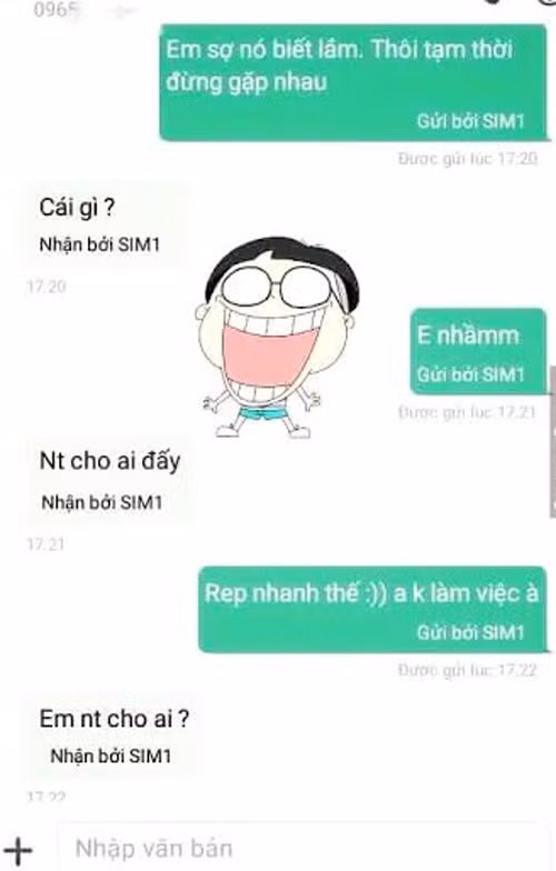 Vờ nhắn tin nhầm: "Em sợ chồng biết lắm" Không dừng lại ở đó, các bà vợ lại “rủ nhau” tạo trào lưu mới: Thử phản ứng của chồng bằng cách vờ nhắn tin nhầm: “Em sợ chồng biết lắm”. Cách thức của trào lưu này cũng giống như lần trước, đang yên đang lành, bỗng dưng vợ nhắn tin vào máy chồng với nội dung tương tự nhau: “Em sợ chồng biết lắm, tạm thời mình đừng gặp nhau nữa” và sau đó chờ đợi phản ứng của chồng. Rất nhanh chóng, trào lưu này thu hút đông đảo chị em quan tâm và khoe thành quả trên mạng xã hội:
