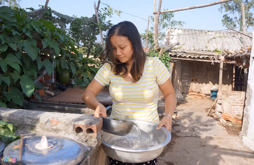 Người dân phải ngóng chờ từng đợt mưa để hứng vào thùng dự trữ để ăn uống.