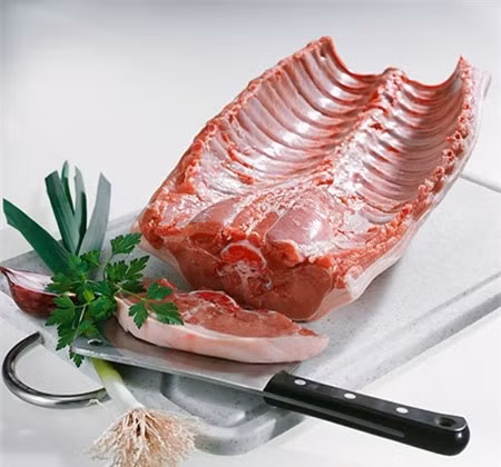 Thịt lợn và rau thơm. Rau thơm tính ôn, hao khí trong khi thịt lợn ích khí, chính sự tương khắc này khiến cho hai loại thực phẩm khó kết hợp chế biến.