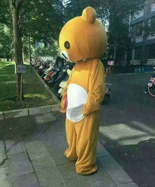 Mới đây, trên các trang mạng, diễn đàn dành cho giới trẻ Trung Quốc lại đang lan truyền hình ảnh về một màn tỏ tình "lãng mạn không đủ, thất bại có thừa" của một chàng trai trẻ ở Vân Nam, Trung Quốc. Cụ thể, tại tiền sảnh của ký túc xá nữ thuộc trường Đại học Sư phạm Vân Nam, Trung Quốc, một nam sinh mặc đồ gấu bông, tay cầm thư tỏ tình và sô cô la đứng chờ suốt 7 tiếng để gặp người trong mộng nói lời tỏ tình nhưng bị cho leo cây rất tội nghiệp.