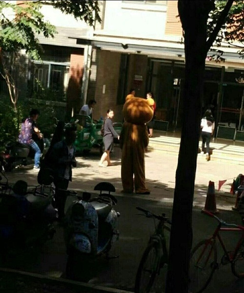 Sau khi những hình ảnh về màn tỏ tình được lan truyền trên mạng đã thu hút được nhiều sự chú ý, nhiều người cho rằng chàng trai nên tìm hiểu kỹ về tính cách của cô gái trước khi tỏ tình công khai. Lãng mạn hay không phụ thuộc vào sở thích và tính cách của cô gái ấy. Nếu như cô gái ấy là người kín đáo, không thích ồn ào thì chắc chắn chàng trai sẽ bị từ chối phũ phàng.