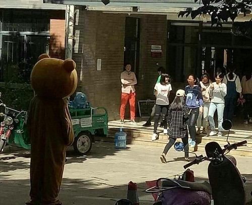 Theo những nhân chứng có mặt tại hiện trường, hôm đó trời khá nóng, chàng trai trẻ diện đồ gấu bông đến rất sớm, từ 7h đã xuất hiện và kiên trì đứng đợi ở đó đến tận 2h chiều, không ăn, không uống cũng không ngồi nghỉ. Cuối cùng, cô gái mà chàng trai chờ vẫn không xuất hiện, để chàng trai chờ đợi trong đau khổ phải ra về.