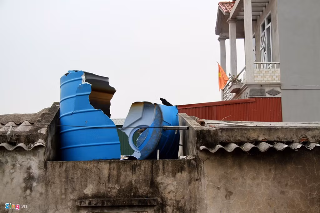 Mảnh vỡ kim loại văng xa làm vỡ thùng chứa nước của một hộ dân ở cách hiện trường 50 m. Cửa kính của nhiều gia đình ở quanh xưởng chế biến don cũng bị vỡ sau vụ nổ.