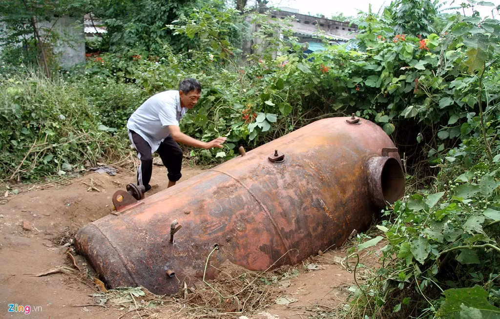 Ông Tạ Ngọc Lẽm (ở sau xưởng chế biến don) nói khi tiếng nổ phát ra, ông thấy lò hơi bay qua nóc nhà rơi xuống bãi đất trống cách hiện trường khoảng 200 m.