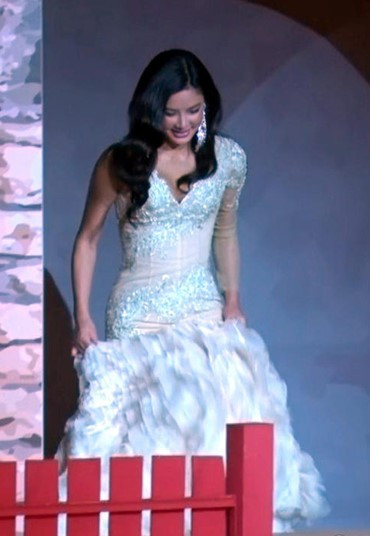 Vợ cũ Thiên vương Lê Minh ngượng ngùng. "Đây là lần hiếm hoi tôi gặp tai nạn nghề nghiệp. Quả thật rất xấu hổ", cô nói.