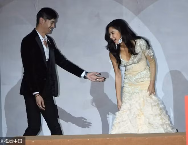 Cô được một nhân viên trong ban tổ chức giúp đỡ.