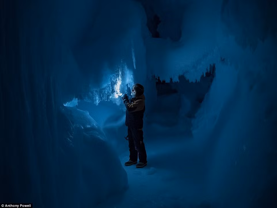 Mùa đông và hè có sự chênh lệch ánh sáng mặt trời rất lớn. Vào mùa đông, cả ngày và đêm đều tối đen còn vào mùa hè, mặt trời chẳng bao giờ lặn. Đây là một trong những hang động băng ở Nam Cực.