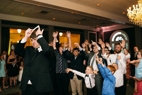 Những cậu bé thậm chí còn tham gia chơi trò chơi cùng chú rể.