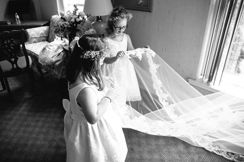 Những cô bé được mặc váy trắng bồng bềnh, đầu đội những vòng hoa nhỏ xinh đẹp như tiểu thiên sứ, những cậu bé được diện bộ vest lịch lãm cùng nhau cầm chiếc gối đựng đôi nhẫn hẹn thề của cô Kinsey.