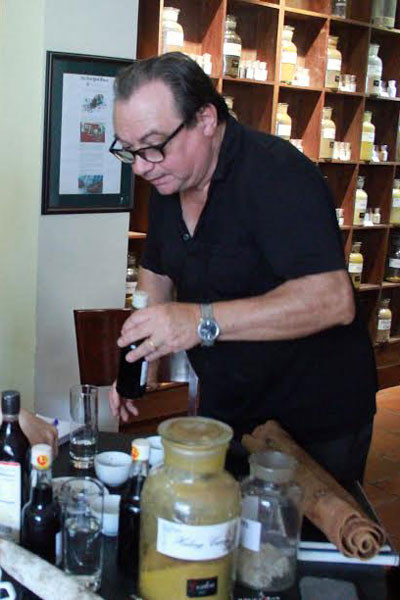 Chuyen la ong Tay me nuoc mam nhu me vo-Hinh-3