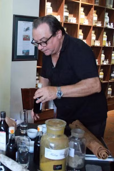 Chuyen la ong Tay me nuoc mam nhu me vo-Hinh-3