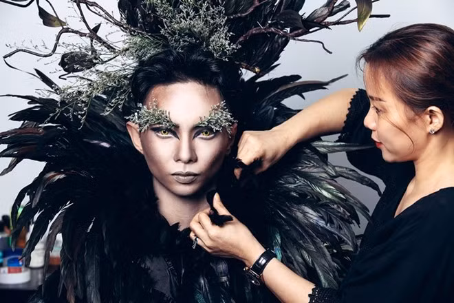 Nhân dịp Lễ hội hóa trang, Phan Hiển thực hiện bộ ảnh đậm chất ma mị làm món quà gửi bà xã Khánh Thi. Kiện tướng dance sport mất hàng tiếng đồng hồ để chuẩn bị trang phục, trang điểm.