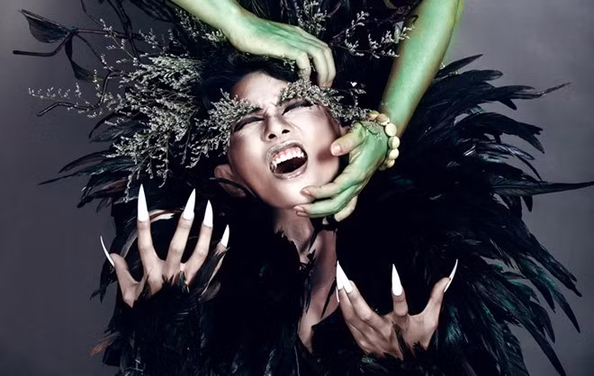 .. và phơi bày sự nham hiểm, dữ tợn.