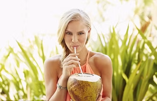 Ai không nên uống nước dừa? Tuy nhiên, ít người biết rằng lạm dụng nước dừa cũng có thể gây nguy hại. Trong chương trình Ngon và lành (VTC14), bác sĩ Nguyễn Thị Bay, Đại học Y dược TP HCM, cho biết: "Dừa chứa nhiều kali và kiềm, tính axit mạnh hơn tính kiềm, nhưng cơ thể chúng ta cần tính kiềm để giúp cân bằng, làm mạnh cơ lực".