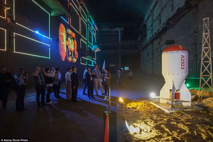 Chuyến tham quan nhà máy mất khoảng 3 giờ. Ở đây được thông báo là không chứa nguyên liệu hạt nhân nên không lo về phóng xạ.