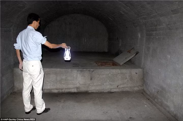 Ít nhất 100 công nhân được cho là đã thiệt mạng trong quá trình xây dựng.