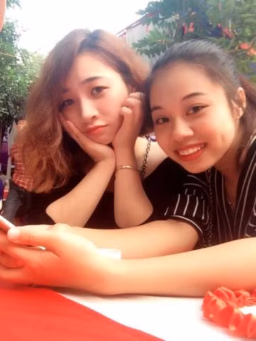 Ngoài đời, cô gái Hà Thu (phải) cũng rất năng động và trẻ trung.