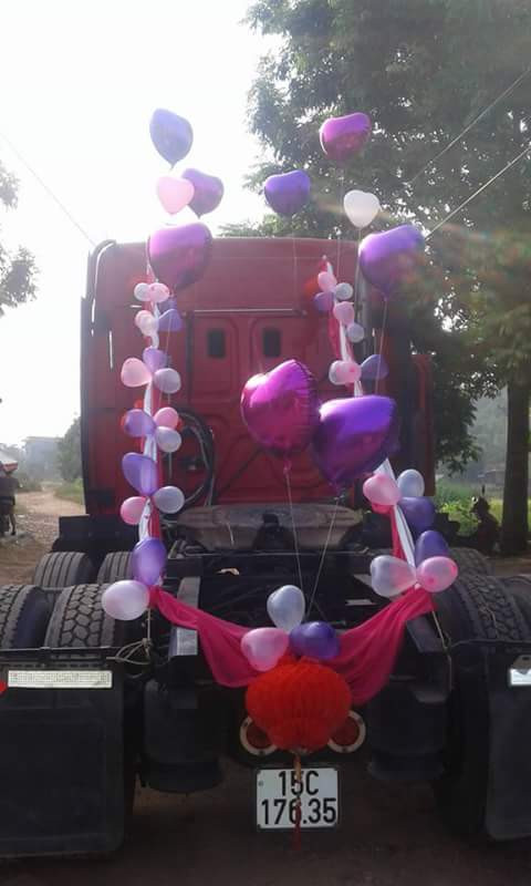 Vì mới học xong cấp 3, kinh nghiệm, vốn liếng chưa có nhiều nên có những lúc Hà Thu cảm thấy rất khó khăn. Những lúc như vậy cô may mắn có sự giúp đỡ của gia đình. Cô gái Bắc Giang cho biết thu nhập còn tùy thuộc vào lượng khách hàng tin tưởng. Trong quá trình làm việc, Hà Thu luôn học hỏi, lắng nghe những góp ý của khách hàng để tay nghề của cô ngày càng được nâng lên. Cũng có những lúc khó khăn, chán nản thế nhưng bằng lòng yêu nghề cô đang phấn đấu và vượt qua tất cả. Hà Thu cho biết, kể từ ngày cô đi trang trí xe hoa, khó khăn nhất mà cô gặp phải đó chính là trang trí cho chiếc xe container mà chú rể ở Bắc Giang mới đây nhất đi rước dâu.