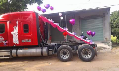 Không giống như các bạn đồng trang lứa lựa chọn học đại học, Hà Thu lại quyết định hướng sang một ngã rẽ khác đó là đến với nghề trang trí xe hoa, phòng cưới và chạy chương trình cho đám cưới. Hà Thu cho rằng đây cũng là một cái duyên với cô. Chia sẻ với PV Báo Người Đưa Tin về lý do chọn nghề trang trí xe hoa, Hà Thu chia sẻ: “Mình thấy có nhiều anh chị sau khi học đại học ra trường vẫn không có công việc ổn định. Vì thế nên quyết định ở nhà để làm kinh tế. Nhà mình vốn có nhận đặt làm bánh gato, bánh cưới nên khi khách đến và yêu cầu thêm dịch vụ thì nhận làm. Sau đó được nhiều khách hàng tìm đến nên mình rất hài lòng và thêm yêu nghề mà mình đang theo đuổi”.